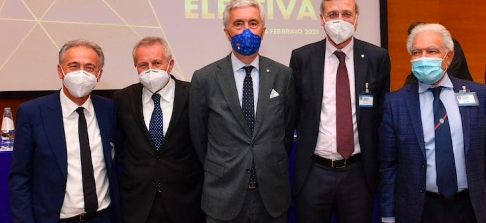 Ettore Pellizzari, il secondo da sinistra, vicepresidente vicario della Lnd, assieme al Presidente Cosimo Sibilia e ai vicepresidenti delle Aree Nord, Centro e Sud Ettore Pellizzari, il secondo da sinistra, vicepresidente vicario della Lnd